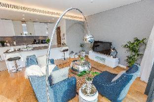 Fam Living - Walk - Urban Staycations Apartment *